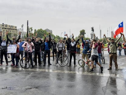 Alguns dos manifestantes neste sábado em Santiago de Chile. No vídeo, entenda os motivos dos protestos.