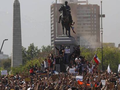 Manifestação em Santiago, na segunda-feira. No vídeo, entenda os motivos dos protestos.