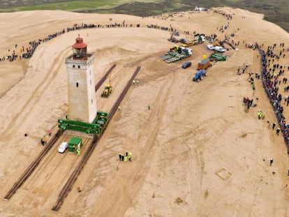 Tomada aérea da mudança do farol Rubjerg Knude. Em vídeo, a realocação do edifício.