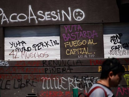 Local pichado durante os protestos em Santiago. Em vídeo, imagens das últimas manifestações no Chile.