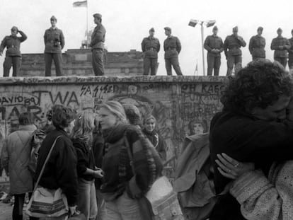 Celebração junto ao muro de Berlim em novembro de 1989.No vídeo, a noite que caiu o muro.