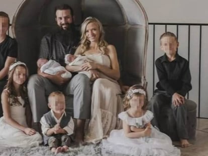 Foto familiar de Rhonita María Miller, uma das vítimas da matança, e seu marido Howard, junto aos seus 7 filhos, publicada no Facebook por John LeBarón. No vídeo, imagens publicadas por um familiar dos assassinados.