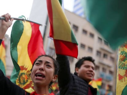 Manifestantes celebram a renúncia de Evo Morales, em La Paz.