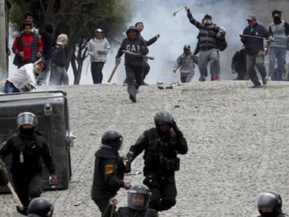 Confrontos em La Paz, na segunda-feira. No vídeo, líderes políticos reagem à renúncia de Evo Morales.