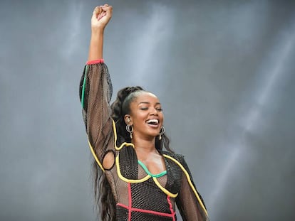 Iza durante apresentação no festival Lollapalooza. Em vídeo, cantora fala sobre racismo.