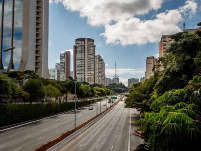 Avenida 23 de Maio, umas das principais de São Paulo, vazia na quarentena. No vídeo, Bolsonaro recepciona seus seguidores no Palácio do Planalto.