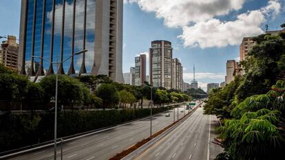 Avenida 23 de Maio, umas das principais de São Paulo, vazia na quarentena. No vídeo, Bolsonaro recepciona seus seguidores no Palácio do Planalto.