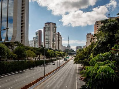 Avenida 23 de Maio, umas das principais de São Paulo, vazia na quarentena. No vídeo, Bolsonaro recepciona seus seguidores no Palácio do Planalto.