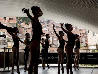 Ensaio do balé de Paraisópolis, criado em 2012. Só 20 dos 200 bailarinos assistem hoje às aulas.