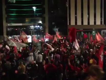 Militantes do PT comemoram vitória de Dilma Rousseff na avenida Paulista