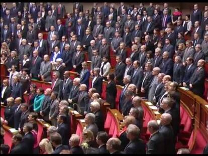 Os deputados franceses interpretaram o hino nacional pela primeira vez desde 1918, o ano em que foi firmado o Armistício da Primeira Guerra Mundial.