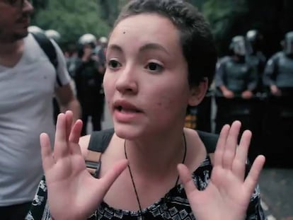 Manifestante fala sobre sua detenção, neste domingo.