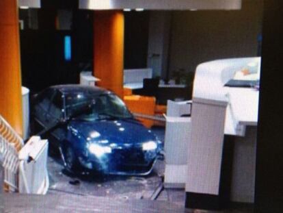 Un home estavella un cotxe a la seu del PP amb dues bombones de gas