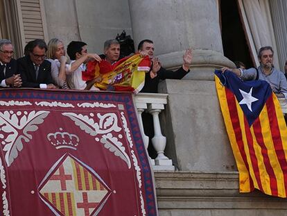 Guerra de banderes a l'Ajuntament. Foto ULY MARTÍN