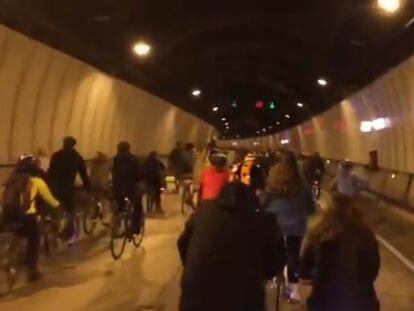Els ciclistes al túnel de la Rovira.
