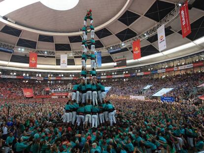 4 de 10 amb folre i manilles dels Castellers de Vilafranca.