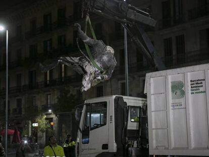 Derrocament i retirada de l'estàtua de Franco.