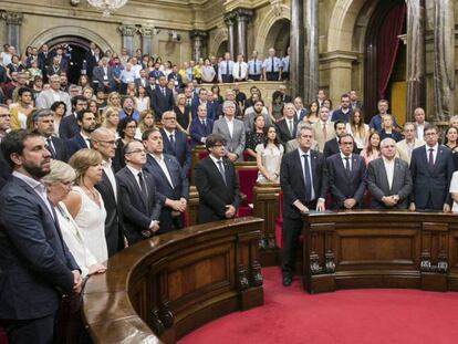 Minut de silenci al Parlament en homenatge a les víctimes.