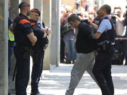 Agents custodien el presumpte assassí. En vídeo, Antoni Rodríguez, dels Mossos.