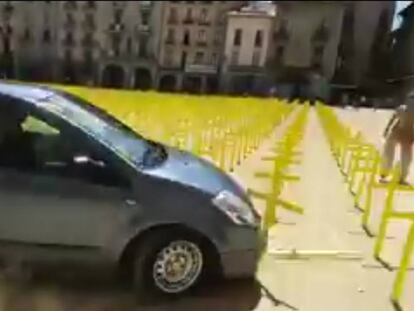 El cotxe passant per sobre de les creus.