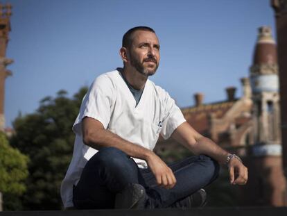 El doctor Raúl González, a l'antic Hospital de Sant Pau.