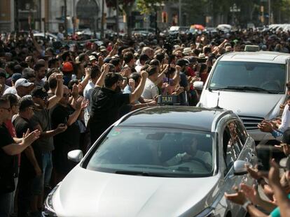 Els taxistes a la Gran Via, aquest dissabte.