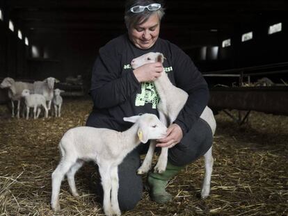 Brigitte Garolera amb els xais de la seva granja.