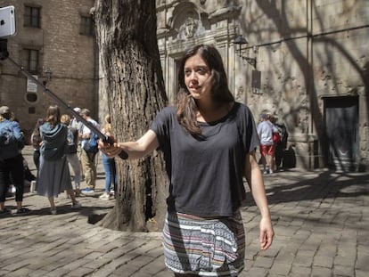 La candidata de la CUP, Anna Saliente, a la plaça Sant Felip Neri.