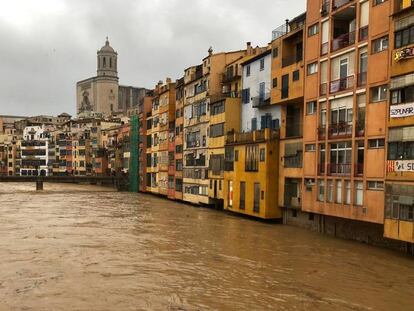 El riu Onyar, a Girona, aquest dimarts. En vídeo, un tram de l'N-24 entre Girona i Figueres sense il·luminació.