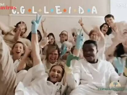 Treballadors confinats en una residència de Lleida es graven al ritme de ‘Friends’