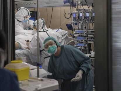 Personal sanitari atén un pacient a l'UCI de l'hospital Vall d’Hebron.