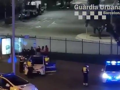 La Guàrdia Urbana desallotja una festa il·legal ala Zona Franca de Barcelona. Al vídeo, les festes il·legals a Barcelona i Palafrugell.