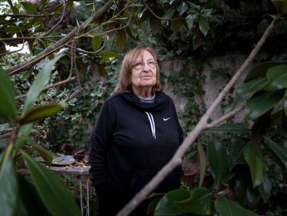 Marta Pessarrodona, poeta, narradora i crítica literària al jardí de casa seva a Valldoreix.​