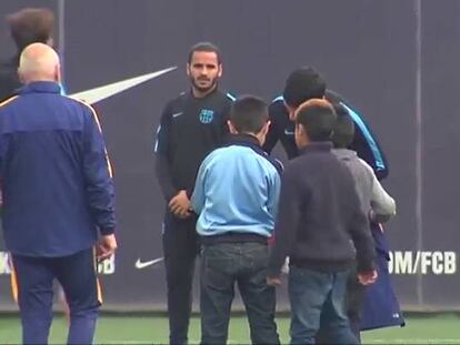 Tres nens es colen a l’entrenament del Barça
