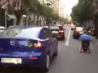 Una cadira de rodes en mig del trànsit del carrer Muntaner