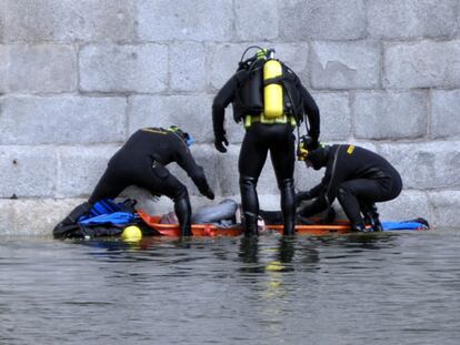 Un hombre se ahoga en el Manzanares tras caer del Puente de Toledo