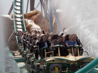 Artur Mas y su esposa en la nueva montaña rusa de Port Aventura.