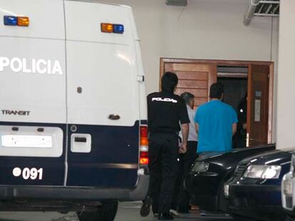 La policía investiga si el electricista del Códice robó en pisos