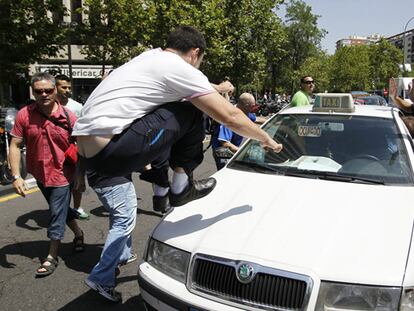 Cinco detenidos y 20 coches dañados en la protesta de taxistas por la Castellana