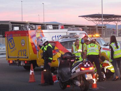 Una mujer muere arrollada por los ladrones de su vehículo en la T-4