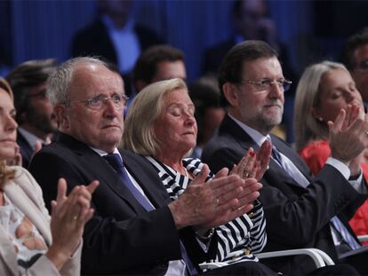 Rajoy aplaude durante el acto, en compañía de familiares de Miguel Ángel Blanco y cargos del PP. / FOTO: SANTOS CIRILO / VÍDEO: ATLAS