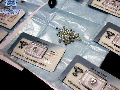 Diamantes, entre las posesiones incautadas a la red.