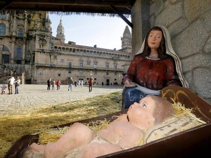La figura del Niño Jesús, de vuelta en su sitio del belén frente al Obradoiro. Foto: Lavandeira (EFE) / Vídeo subido por 'Fartas' a Youtube