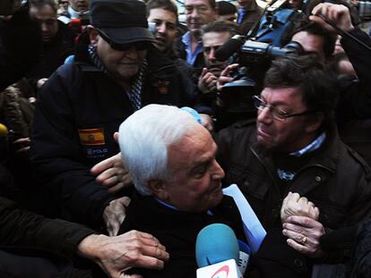 Partidarios y detractores de Baltar se enfrentan a las puertas del juzgado