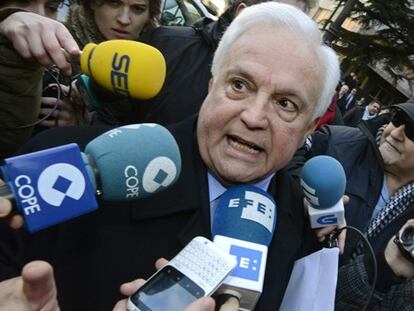 Baltar se defiende acusando a sus funcionarios de los contratos ilegales