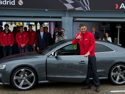 Benzema, con el Audi RSS del Madrid.