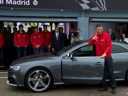 Benzema, con el Audi RSS del Madrid.