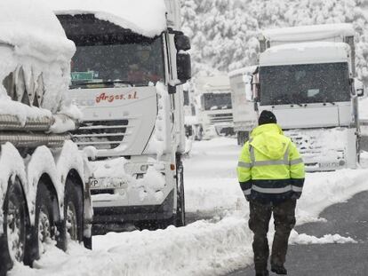 Decenas de camiones han quedado atrapados en la A-23 por la nieve. La carretera ya se ha reabierto.