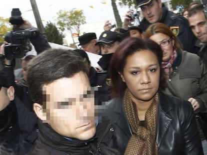 Protesta contra la exdirectora de Canal 9 Lola Johnson a la entrada en el juzgado.