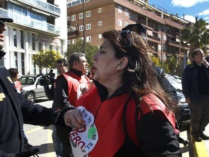 Protesta de extrabajadores y empleados de RTVV a la salida en coche de López Jaraba tras declarar.